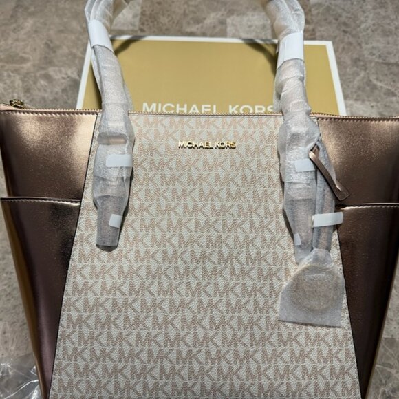 ULTRA RARE ROSE GOLD KORS MONOGRAM AND LEATHER TOTE! NEW WITH TAGS AND CHARM!! - Picture 1 of 7